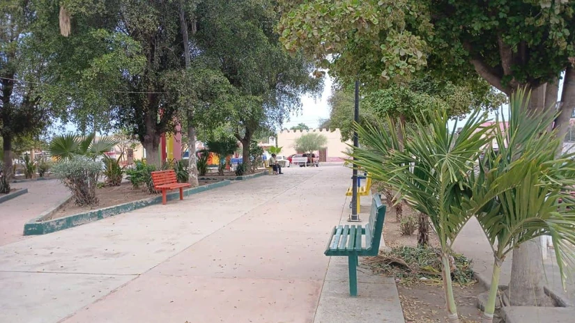 La plazuela de Alhuey, ubicada junto al templo del pueblo, es un punto de encuentro donde la tranquilidad cotidiana y la identidad comunitaria siguen siendo parte esencial de la vida del Valle del Évora.