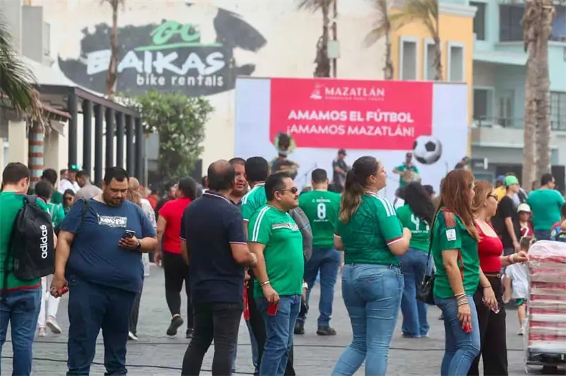 Activaciones deportivas, stans de emprendedores, intercambio de estampas y música en vivo fueron parte del evento en Olas Altas