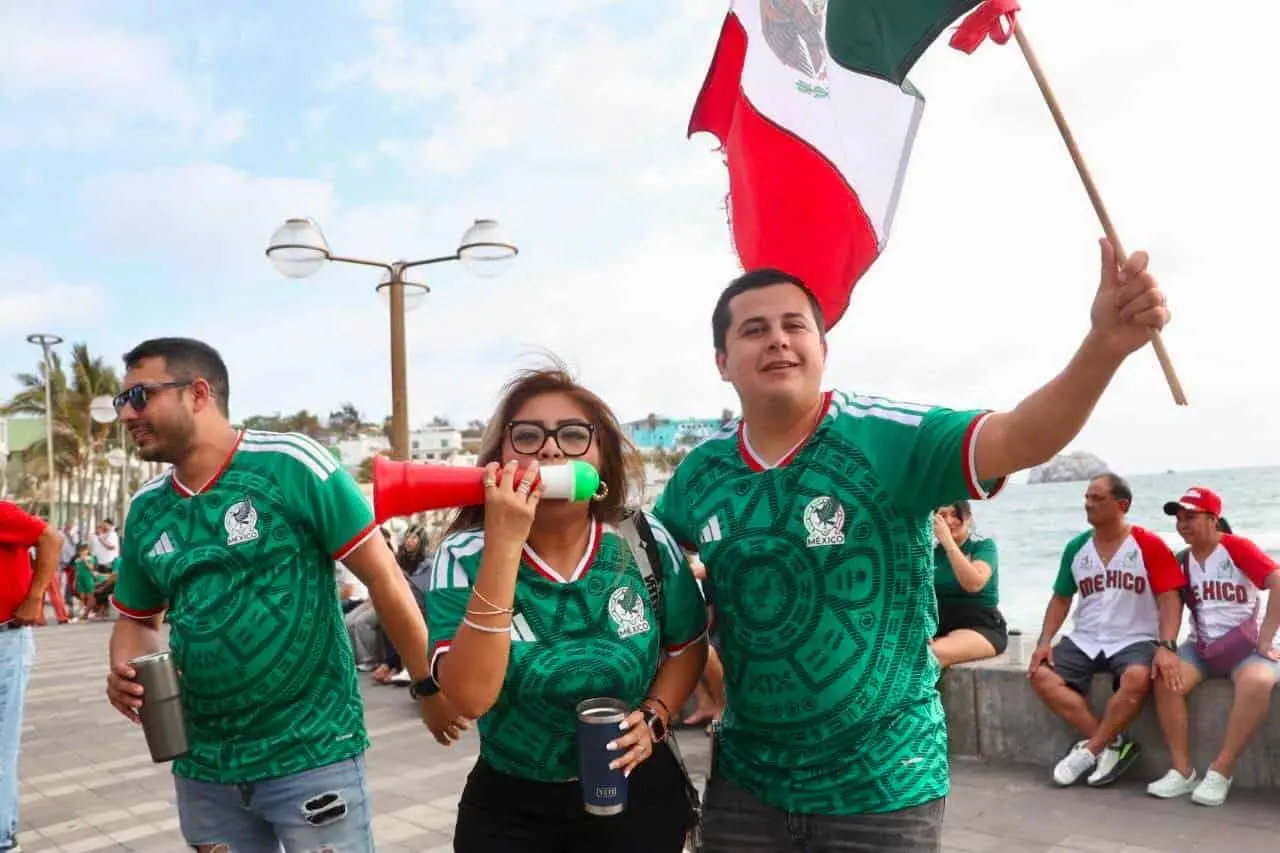 El triunfo de la Selección Mexicana en el partido inaugural del Mundial de Fútbol 2026 llenó de emoción a mazatlecos y turistas que celebraron en un evento organizado por el Gobierno Municipal en Olas Altas