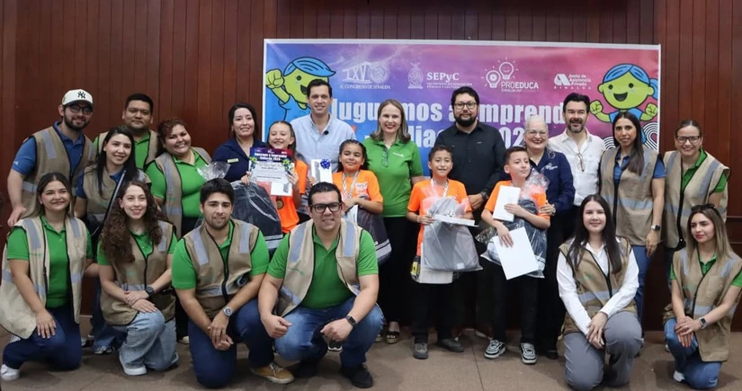 El Voluntariado ConCrédito entregó mochilas y útiles escolares a las y los participantes como reconocimiento a su dedicación. Foto: Juan Madrigal