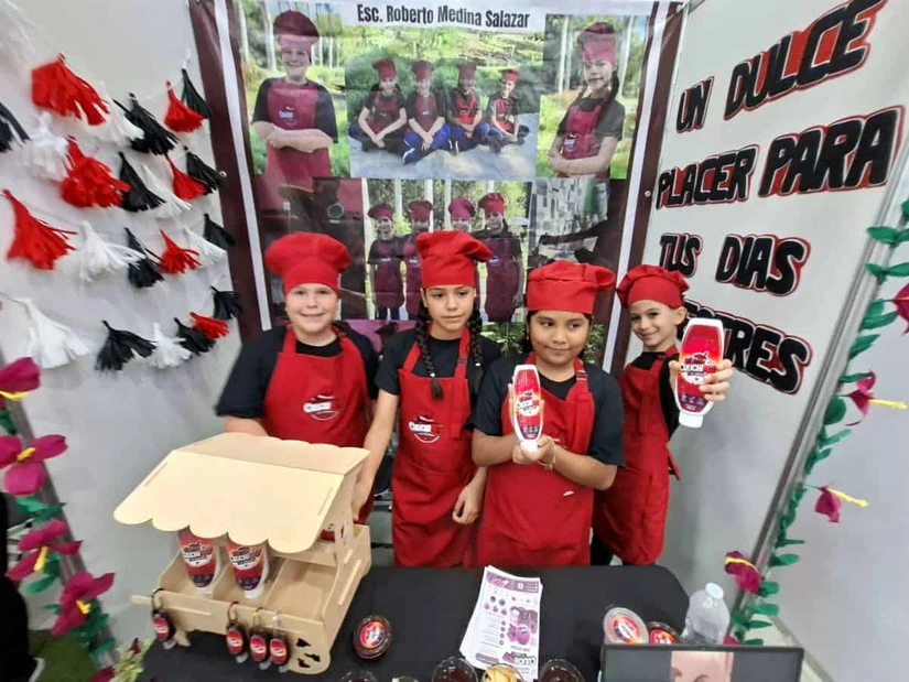 CulichiMoy. Estudiantes de la Primaria Roberto Medina Salazar lograron el tercer lugar con una innovadora salsa elaborada con jamaica y otros ingredientes naturales. Foto: Juan Madrigal