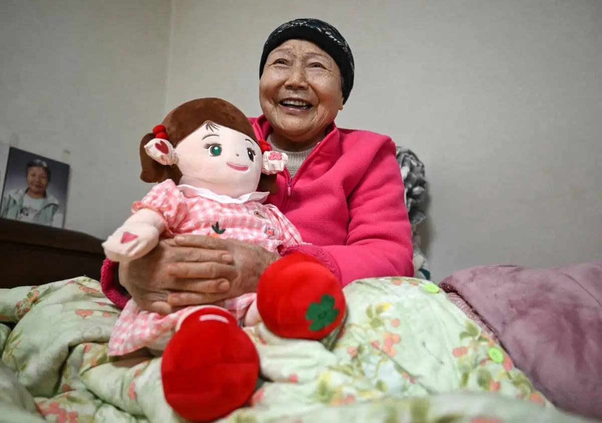 Muñecas con inteligencia artificial ayudan a combatir la soledad de adultos mayores en Corea del Sur. Fotos: AFP
