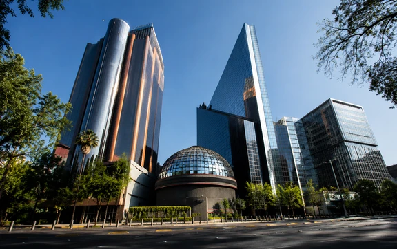 La Bolsa Mexicana dej&oacute; atr&aacute;s seis d&iacute;as de ca&iacute;das y cerr&oacute; la semana con una inesperada recuperaci&oacute;n