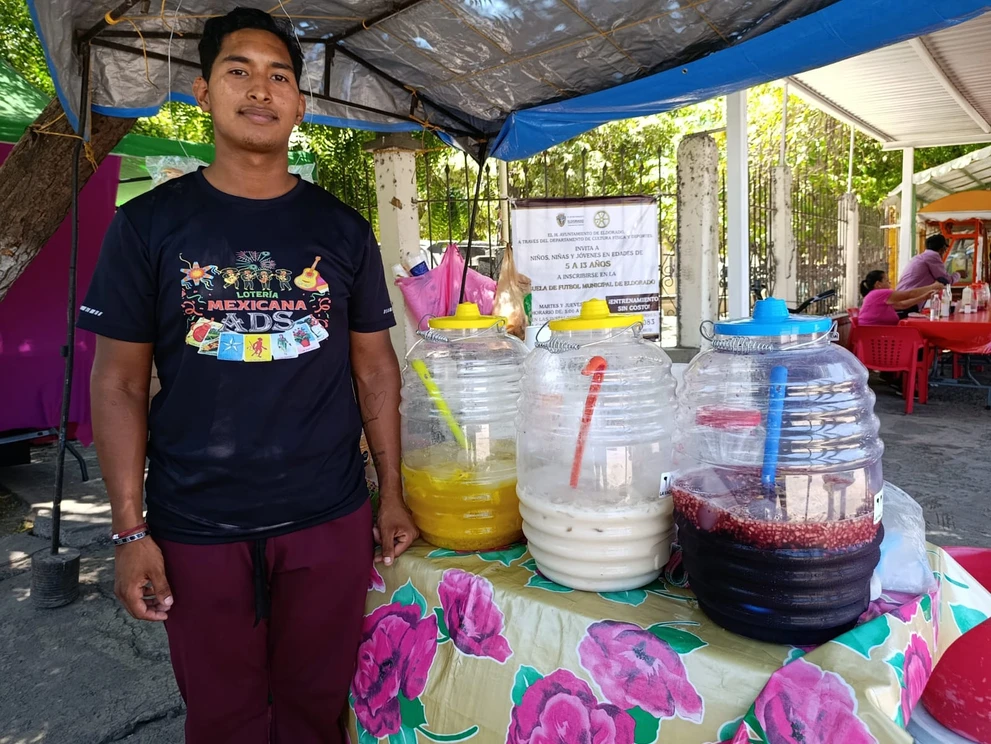 Las famosas aguas de Do&ntilde;a Juanita refrescan a los eldoradenses gracias al trabajo de su nieto Daniel
