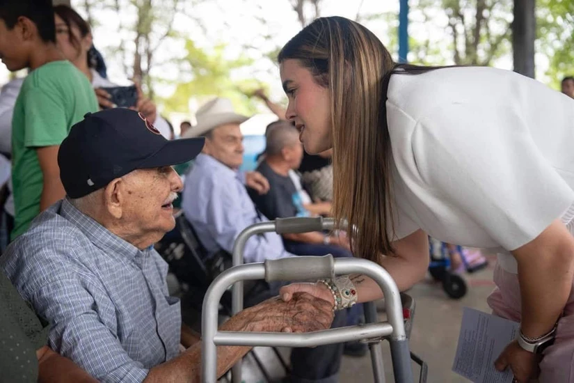 La alcaldesa, Ana Miriam Ramos acerca servicios gratuitos a familias del sur de Culiacán. Foto: Ayuntamiento de Culiacán