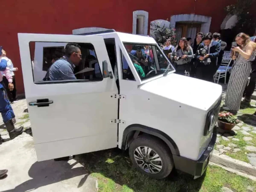 El TT01 mantiene un diseño más tradicional y con capacidad para 4 pasajeros.