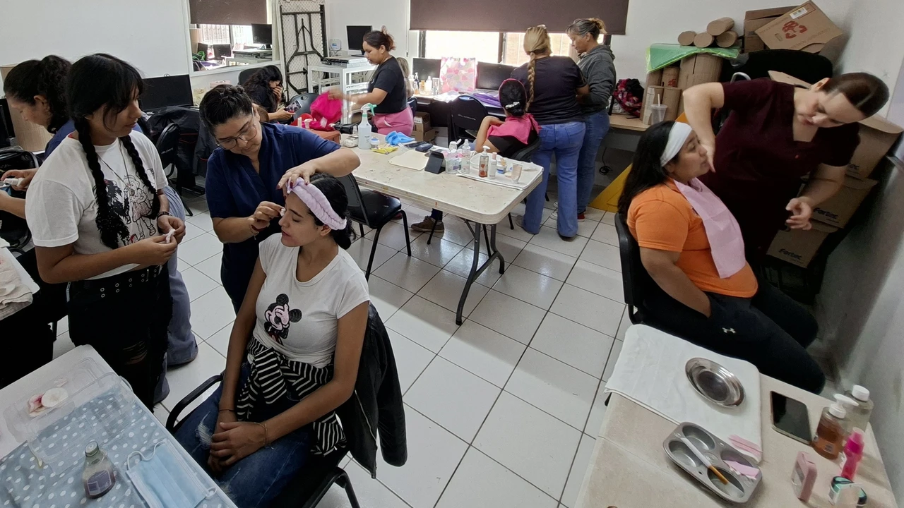 La Secretaría de las Mujeres de Culiacán e ICATSIN unen esfuerzos para acercar capacitación gratuita en la colonia 5 de Febrero. Foto: Juan Madrigal