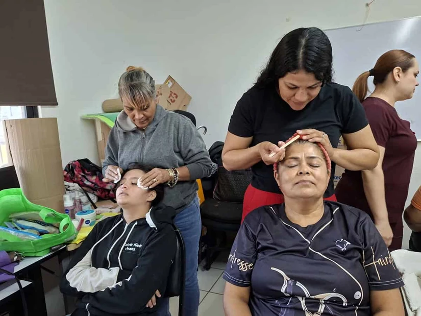 Más que técnicas de belleza, el taller promueve el empoderamiento, la convivencia y el crecimiento personal. Foto: Juan Madrigal