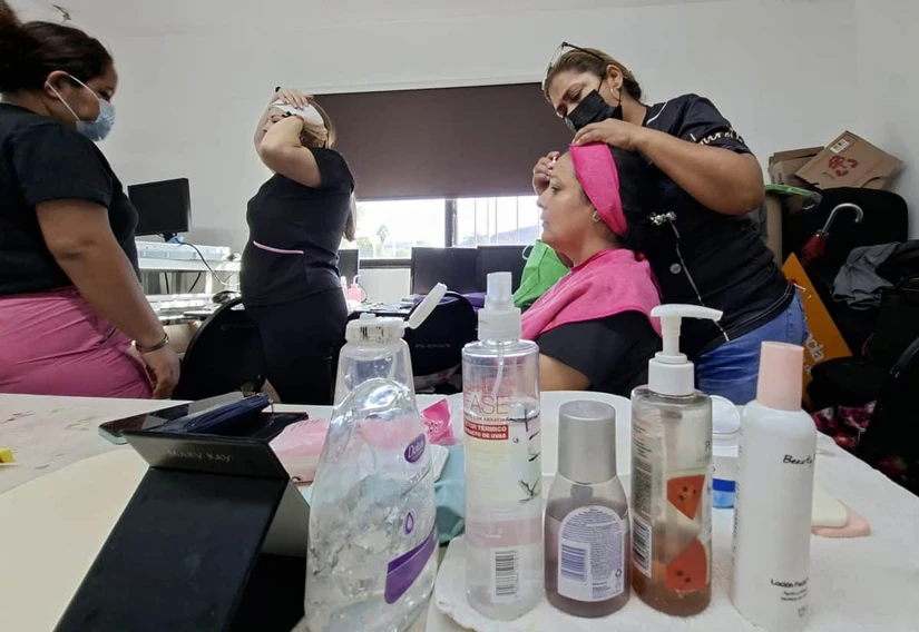 El curso de maquillaje busca fortalecer habilidades, autoestima y oportunidades de emprendimiento para las participantes. Foto: Foto: Juan Madrigal