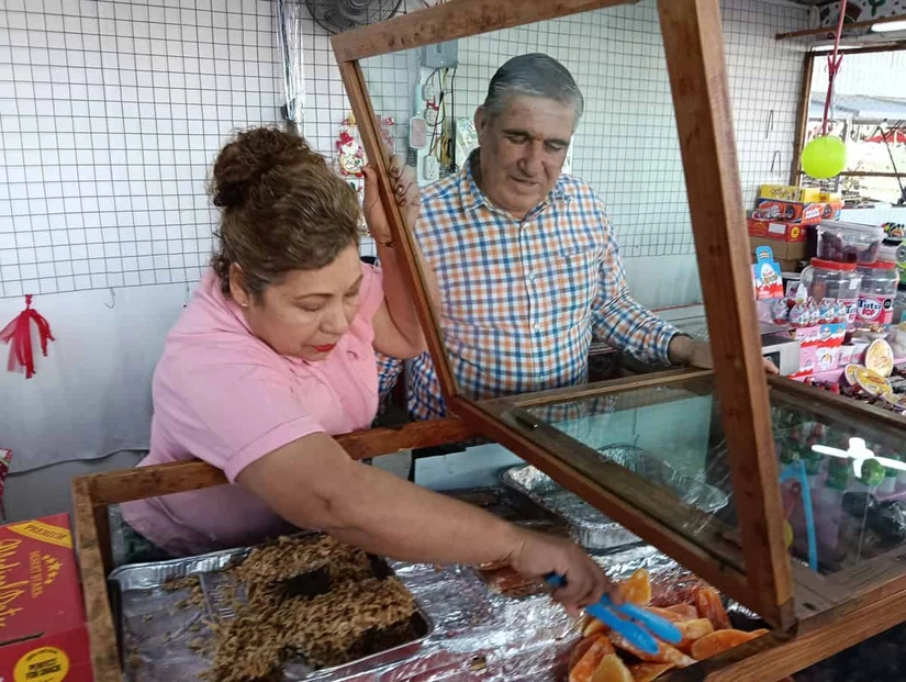 Blanca Estela Ovalles y Reynaldo Herrera son esa singular pareja que alegra vidas cada año con la venta de dulces.