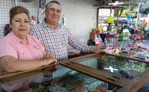 Blanca Estela y Reynaldo son la pareja de Navolato que lleva 34 años vendiendo dulces y regalando sonrisas