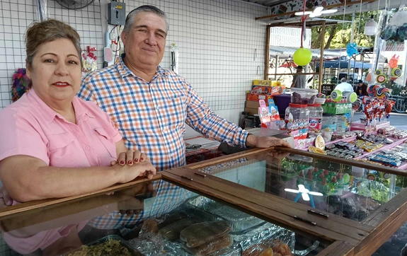 Blanca Estela y Reynaldo son la pareja de Navolato que lleva 34 a&ntilde;os vendiendo dulces y regalando sonrisas