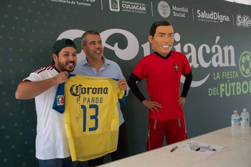 Pável Pardo convivió con aficionados durante “La Fiesta del Fútbol”, evento organizado por el Ayuntamiento de Culiacán para promover el deporte, la convivencia familiar y el espíritu mundialista. Foto: Ayuntamiento de Culiacán