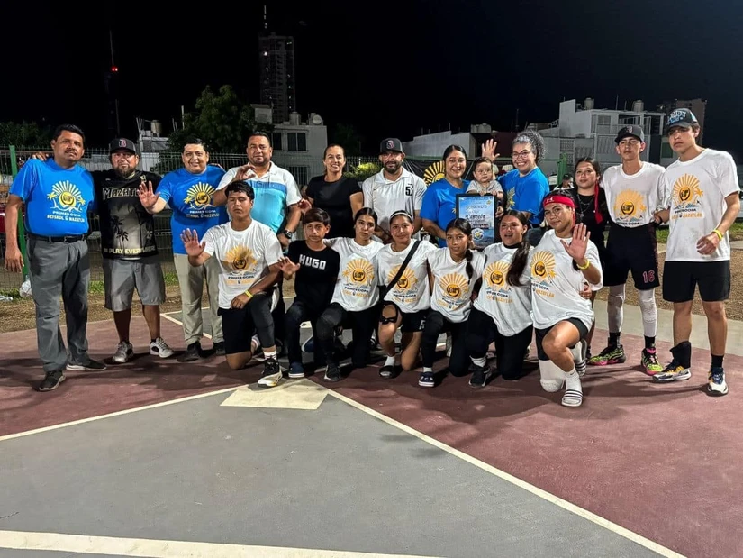 Jugadores de Villa Juárez levantan el documento que los acredita como los nuevos campeones nacionales de Baseball5