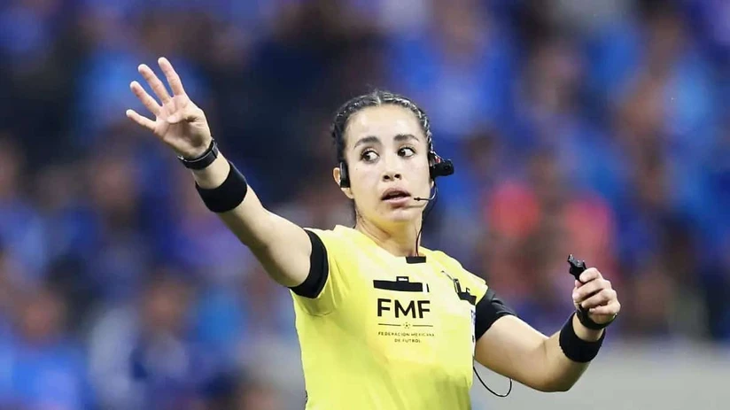 Katia Itzel hizo historia al ser la primera mujer árbitro mexicana en participar en un Mundial varonil.
