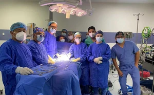 Una niña recibió un trasplante de hígado con ayuda de un robot y México hizo historia