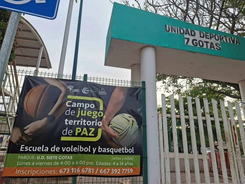A través del programa “Deporte por la Paz”, el basquetbol y el voleibol se convierten en herramientas para fortalecer valores y habilidades para la vida. Foto: Juan Madrigal