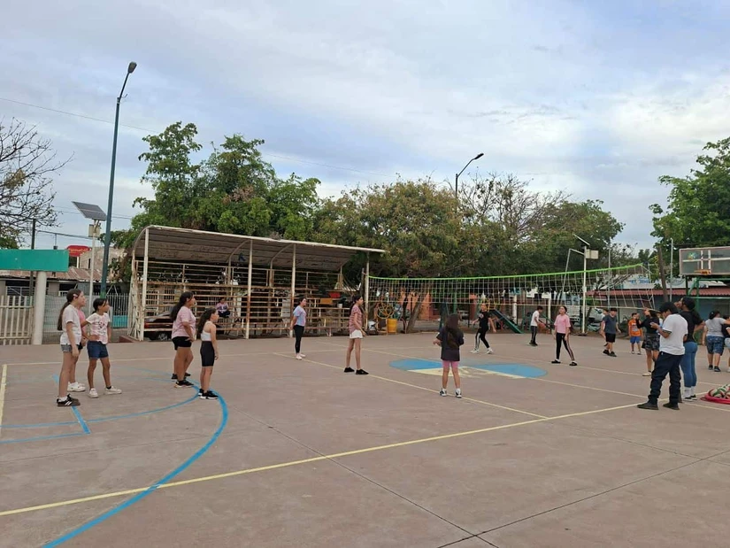 Las clases gratuitas reúnen a decenas de niñas y niños que encuentran en el deporte una alternativa para aprender y soñar en grande. Foto: Juan Madrigal