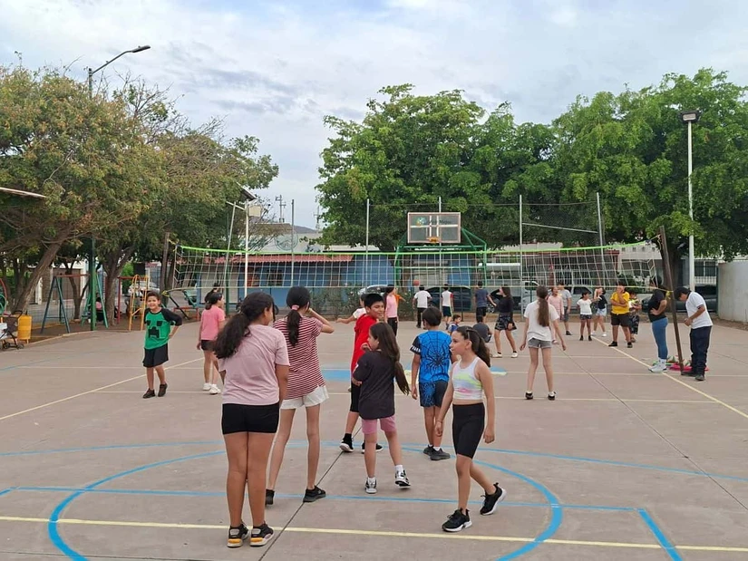 Clases de voleibol y basquetbol gratuitos fortalecen valores, convivencia y cultura de paz entre niñas, niños y adolescentes en el sur de Culiacán. Foto: Juan Madrigal