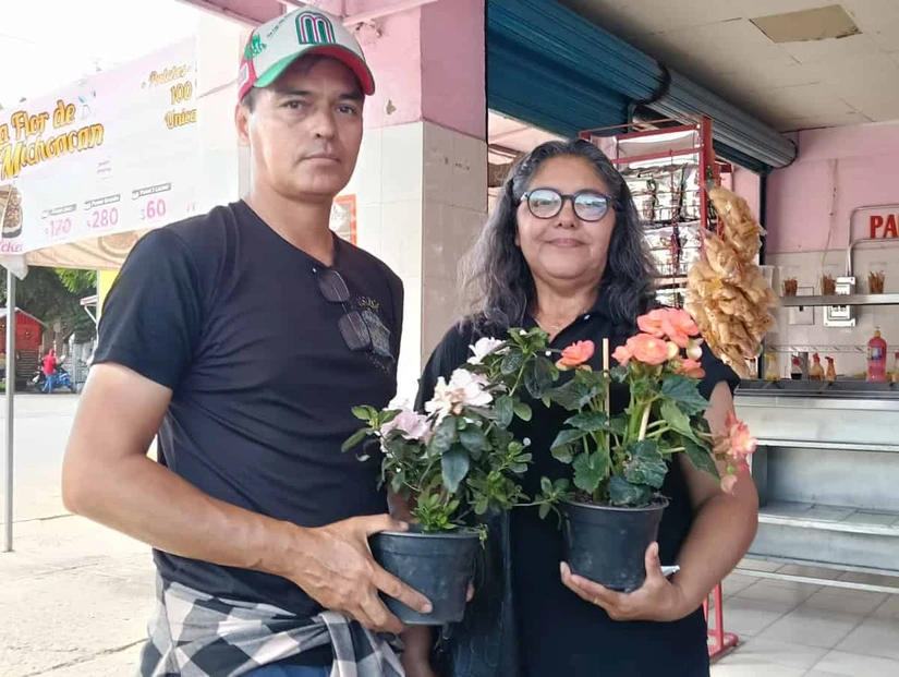 Con muy buena actitud atiende a sus clientas que llegan para comprar nuevas plantas para sus hogares.