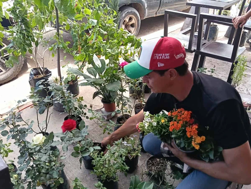 El cuidado de las plantas son una pasión que reconoce tiene desde niño.