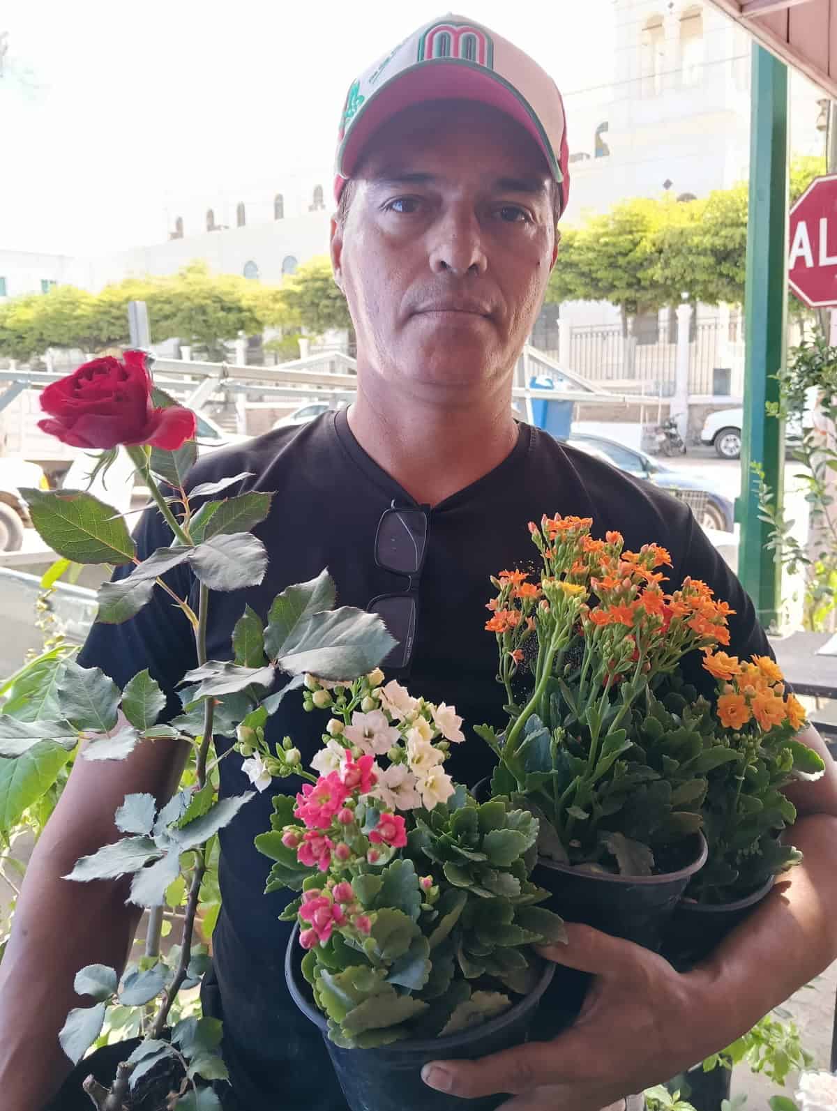 La gente no solo llega a comprar plantas, también vienen por un consejo sobre su cuidado.