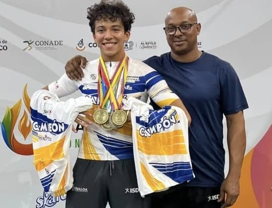 Detrás de cada medalla y cada meta alcanzada, Máximo Kaleb ha contado con el respaldo de su entrenador, Éder Luis Griñán Pérez, pieza clave en su formación deportiva. Foto: Cortesía / TBN