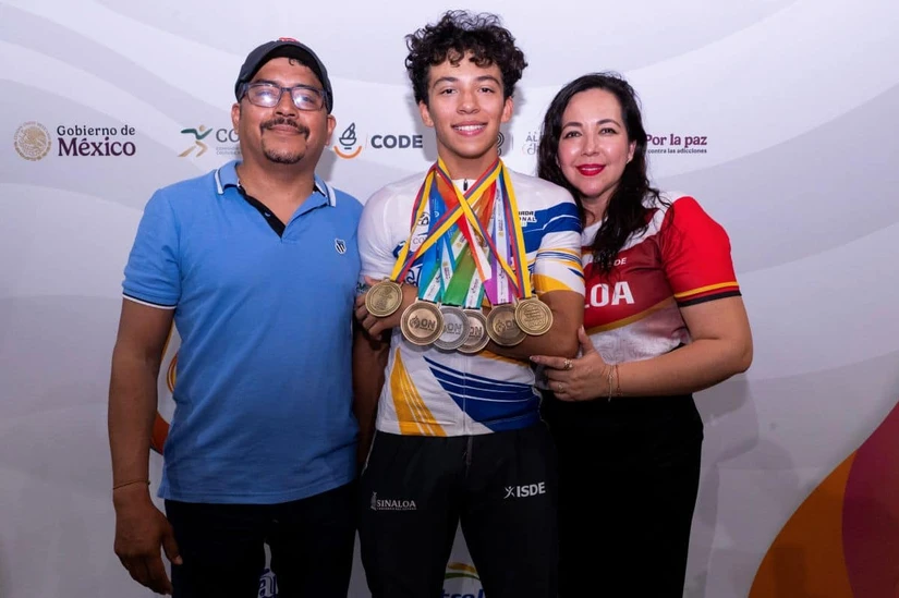 El apoyo incondicional de sus padres impulsa cada pedalazo de Máximo Kaleb en su camino hacia los escenarios más importantes del ciclismo mundial. Foto: Cortesía / TBN