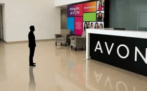 ¿Quién fue el creador de Avon? El origen del gigante de cosméticos y su nueva estrategia de tiendas