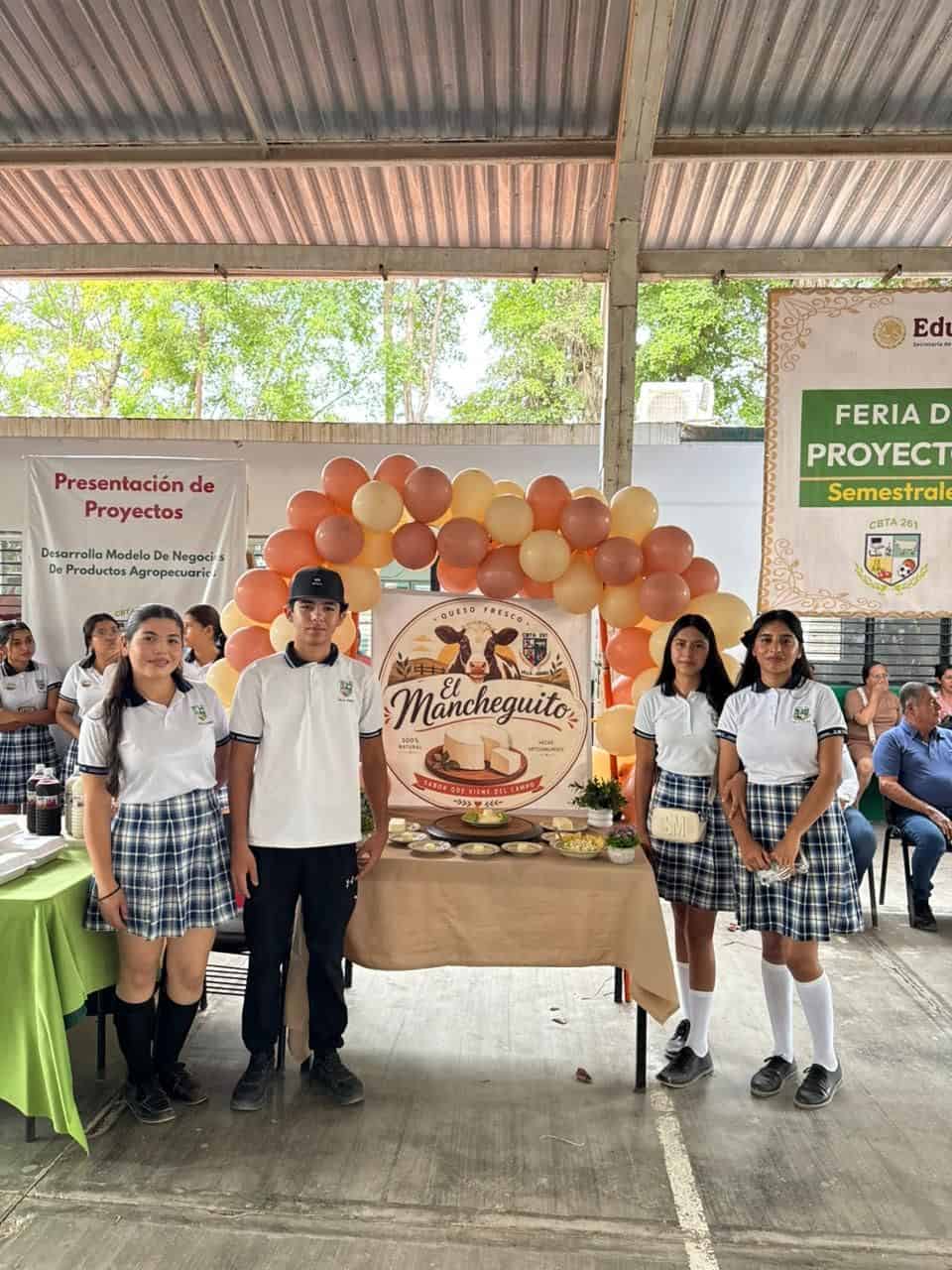Alumnos de la especialidad agropecuaria muestran prácticas de manejo y bienestar animal como parte de su formación académica