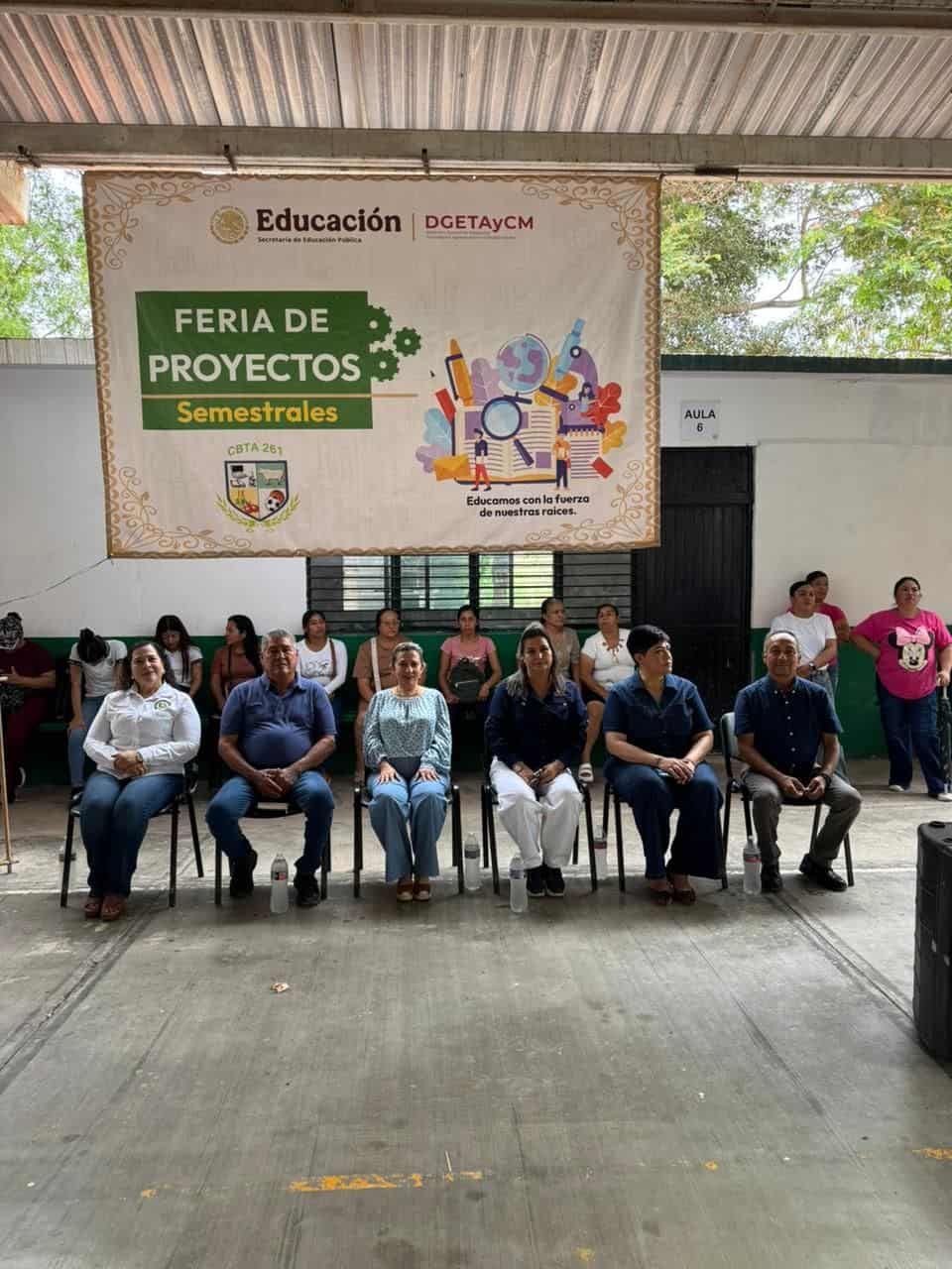 Autoridades educativas y municipales recorrieron los distintos módulos instalados por alumnos y docentes del plantel