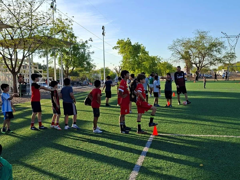 “El Güero” Sicairos dedica sus tardes a sembrar esperanza a través del deporte y la cancha que él nunca tuvo hoy se convierte en oportunidad para decenas de niños y niñas. Foto: Juan Madrigal