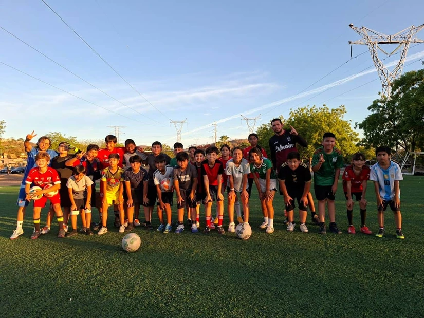 La oportunidad que él nunca tuvo de niño José de Jesús hoy la convierte en esperanza para decenas de niñas y niños, a quienes forma a través del fútbol, los valores y el ejemplo. Foto: Juan Madrigal