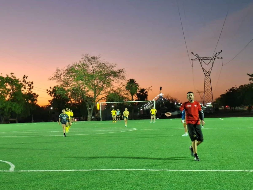 José de Jesús Sicairos Avilez encontró en el fútbol una forma de cambiar vidas y entrena gratis porque sabe lo que significa crecer sin oportunidades. Foto: Juan Madrigal
