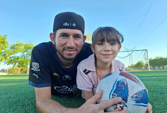 El sue&ntilde;o que no pudo cumplir de ni&ntilde;o hoy lo regala a otros: Jos&eacute; de Jes&uacute;s &acute;El G&uuml;ero&acute; Sicairos forma valores y construye paz a trav&eacute;s del f&uacute;tbol en Culiac&aacute;n