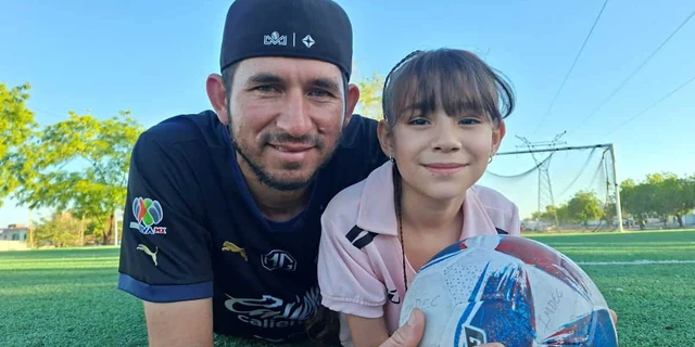 El sue&ntilde;o que no pudo cumplir de ni&ntilde;o hoy lo regala a otros: Jos&eacute; de Jes&uacute;s &acute;El G&uuml;ero&acute; Sicairos forma valores y construye paz a trav&eacute;s del f&uacute;tbol en Culiac&aacute;n