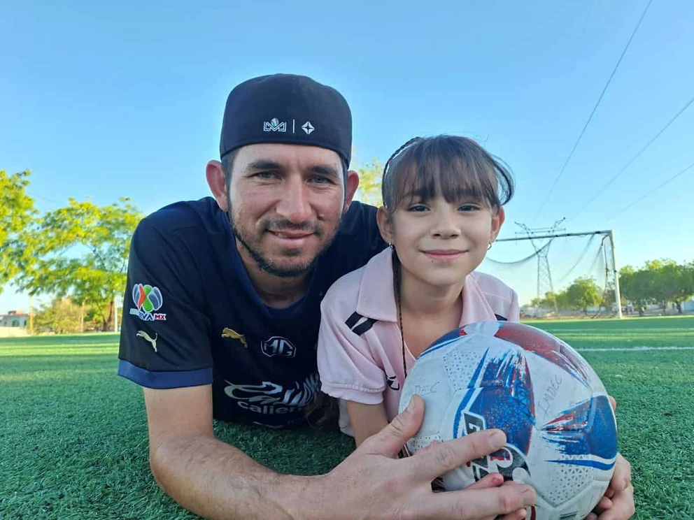 El sue&ntilde;o que no pudo cumplir de ni&ntilde;o hoy lo regala a otros: Jos&eacute; de Jes&uacute;s &acute;El G&uuml;ero&acute; Sicairos forma valores y construye paz a trav&eacute;s del f&uacute;tbol en Culiac&aacute;n