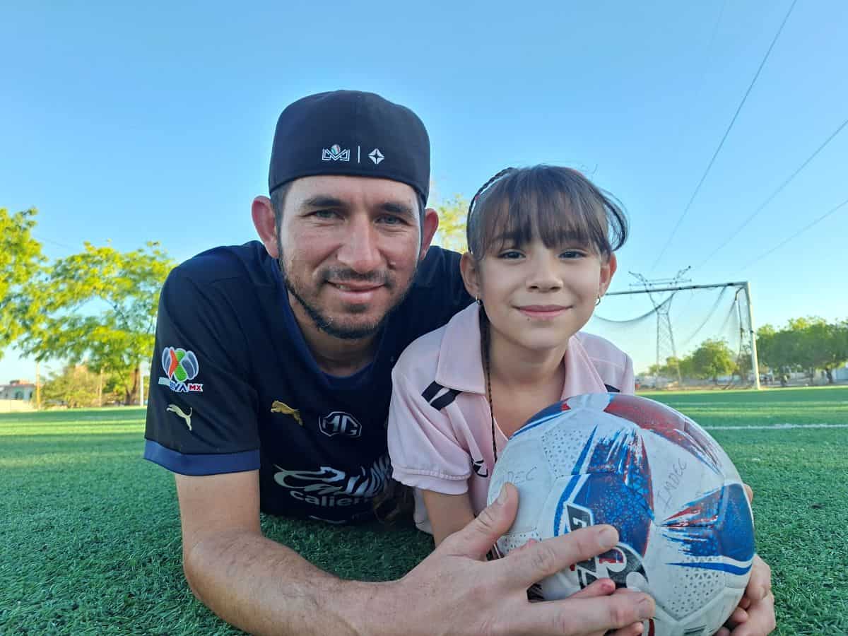 Con un balón y mucho corazón, José de Jesús siembra valores y esperanza en la niñez de Culiacán. Foto: Juan Madrigal
