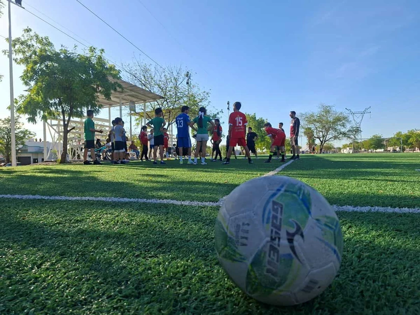 Más que fútbol: José de Jesús “El Güero” Sicairos forma valores y construye paz en el bulevar Agricultores. Foto: Juan Madrigal