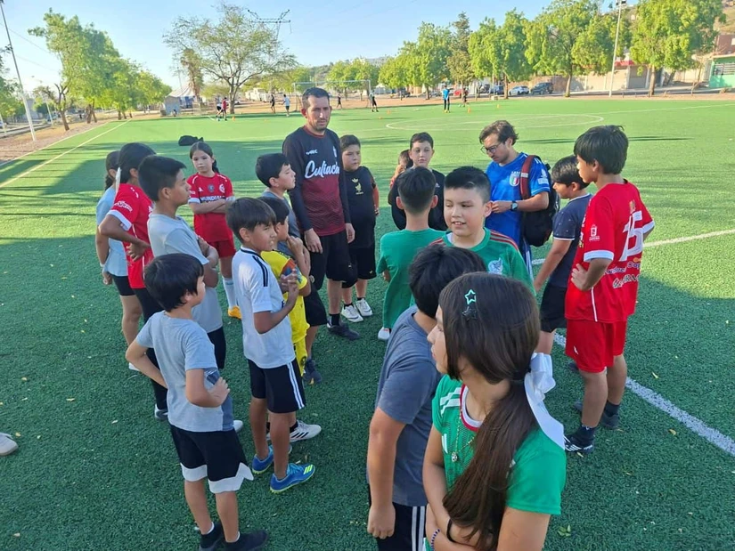 Desde la cancha de pasto sintético del bulevar Agricultores, José de Jesús “El Güero” Sicairos es entrenador de escuelita gratuita de fútbol donde el objetivo principal no son los goles, sino formar personas de bien. Foto: Juan Madrigal