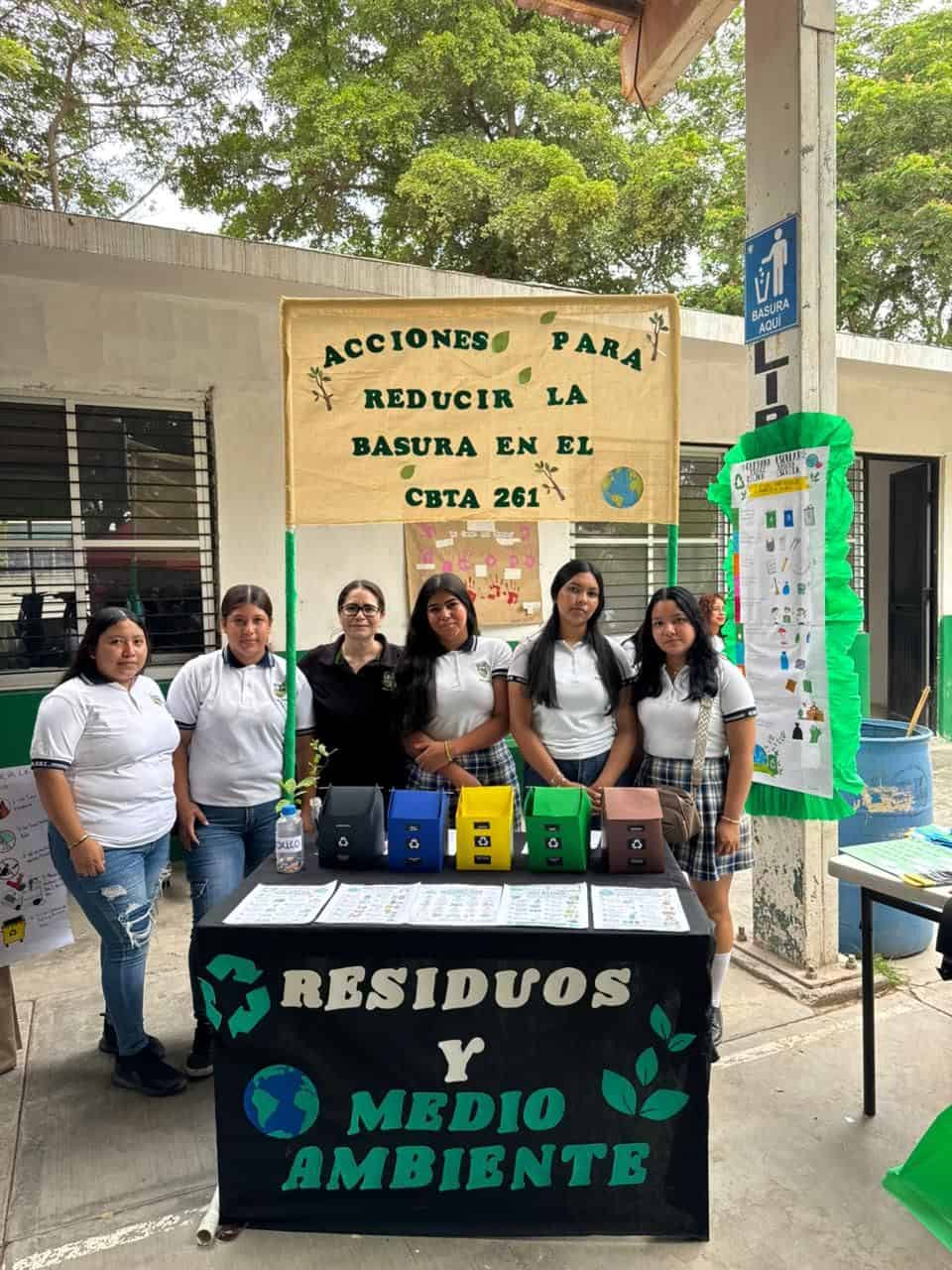 Jóvenes exponen alternativas sustentables como composta, abonos orgánicos e insecticidas naturales para el cuidado del medio ambiente