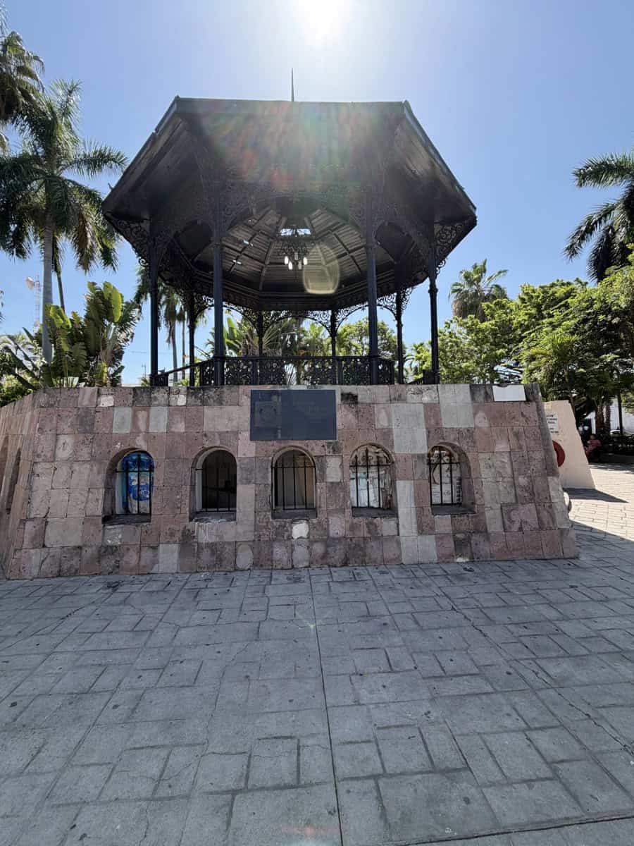 El quiosco central de la Plazuela República fue donado por Casa Melchers y es uno de los elementos más distintivos de este icónico sitio en Mazatlán