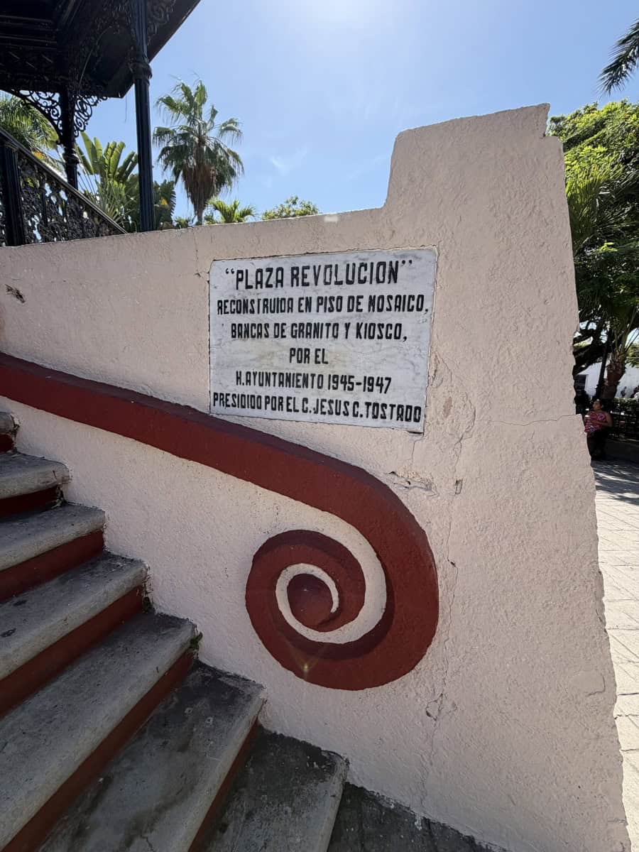 Entre 1945 y 1947 la Plazuela República fue conocida como Plaza Revolución, durante ese periodo de reconstrucción se colocó la placa que aún se conserva en el quiosco