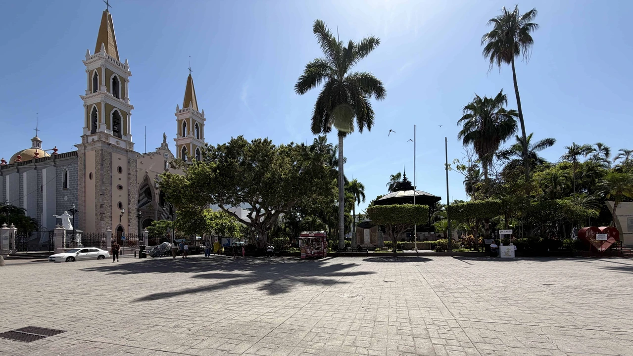 Ubicada en el corazón del primer cuadro de la ciudad, la Plazuela República es desde 1900 la principal plaza pública del puerto, un punto emblemático donde coinciden a diario mazatlecos y turistas