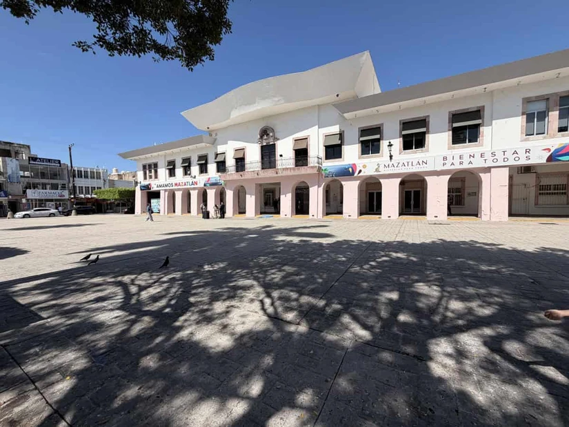 La Plazuela República está rodeada de edificios históricos como el Palacio Municipal y la Catedral de Mazatlán
