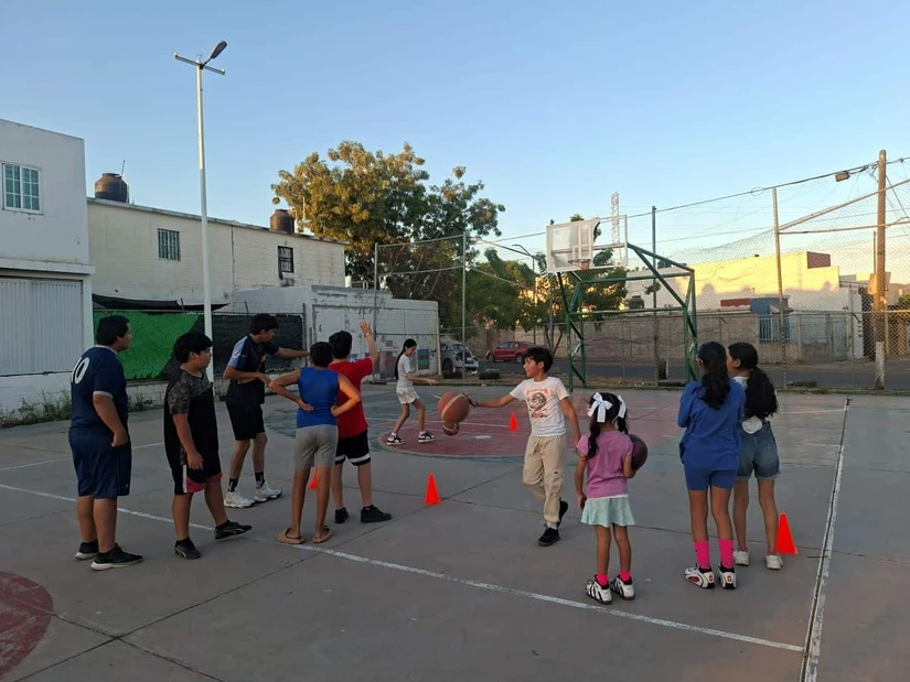 Las clases de basquetbol gratuitas en el parque Villa Bonita-Balcanes se imparten los lunes, miércoles y jueves, en un horario de 5:00 a 7:00 de la tarde. Foto: Juan Madrigal