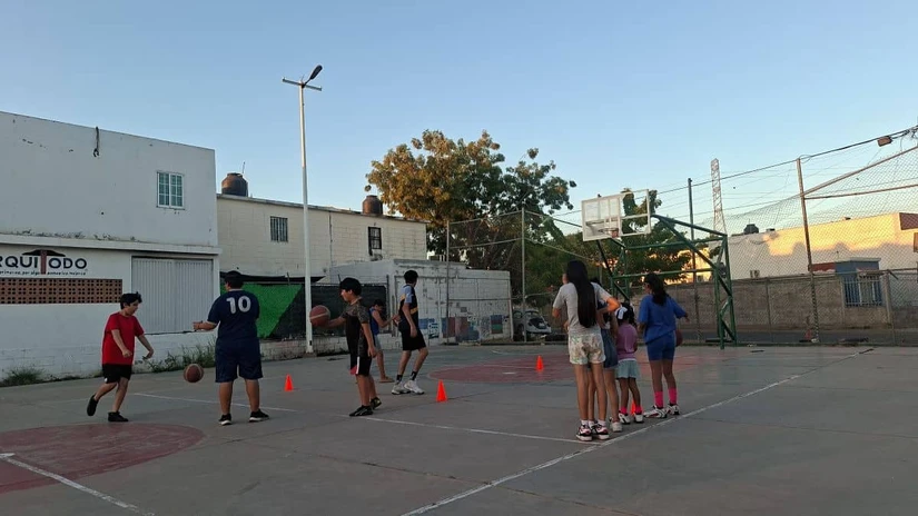 Con clases gratuitas de básquetbol, Villa Bonita–Balcanes apuesta por la paz y la unión comunitaria. Foto: Juan Madrigal