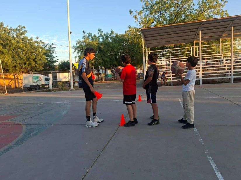 Más allá del deporte, las sesiones incluyen dinámicas de reflexión que ayudan a niñas y niños a reconocer sus emociones, convivir mejor y resolver los conflictos de manera positiva. Foto: Juan Madrigal