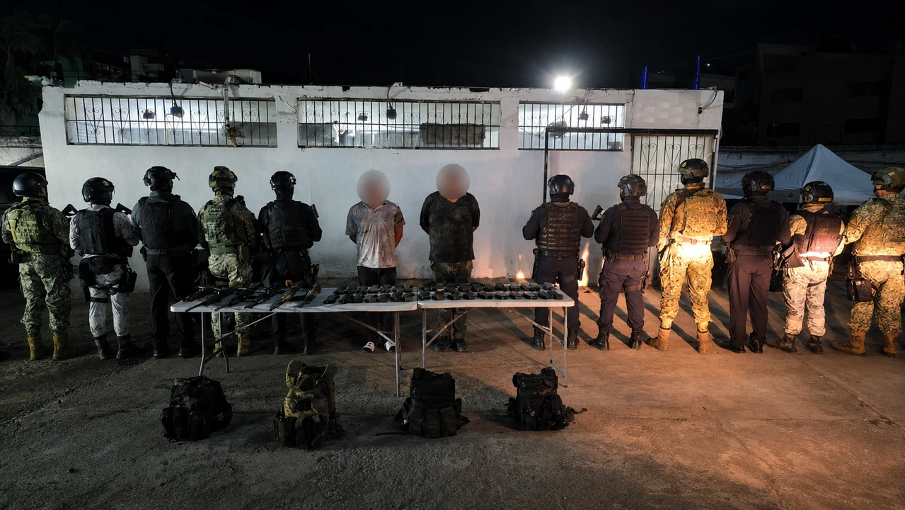 Persecución en Mazatlán termina con dos detenidos y decomiso de seis AK-47
