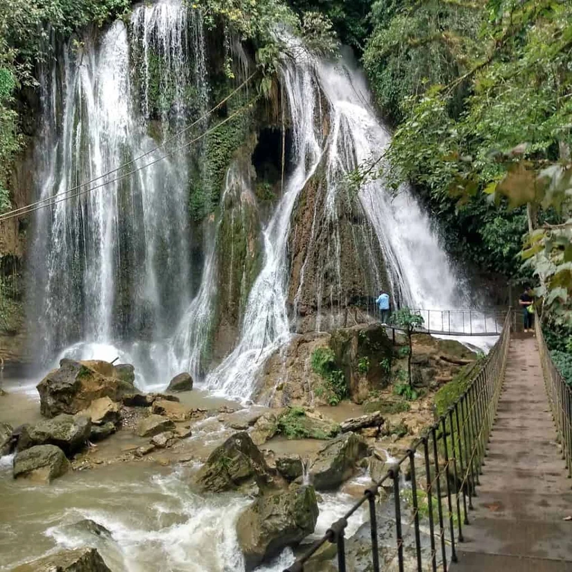 Escondida entre la Sierra Mazateca, esta cascada de 35 metros sorprende con una caída de agua que empapa por completo a quienes se acercan. El acceso es gratuito y se llega cruzando un puente colgante rodeado de vegetación. Foto: Israel Pérez.